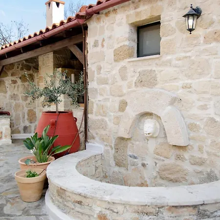Pyrgou With Shared Swimming Pool Tatil Evi Kandiye